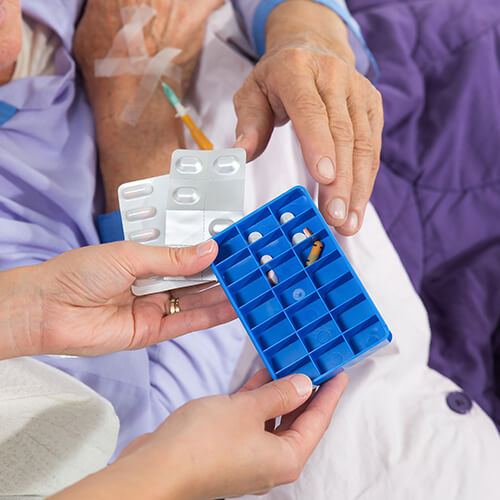 Viele Menschen sind auf Behandlungspflege angewiesen und brauchen täglich Unterstützung z.B. bei der Medikamentengabe oder bei der Wundversorgung.