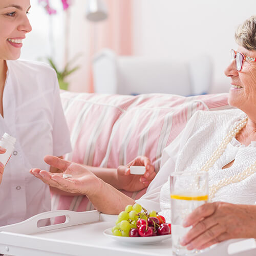 Wir von ÄKS aus Hamburg bieten eine Grundpflege, bei der pflegebedürftige Personen Unterstützung in ihrer täglichen Versorgung und ihrem Alltag erhalten.